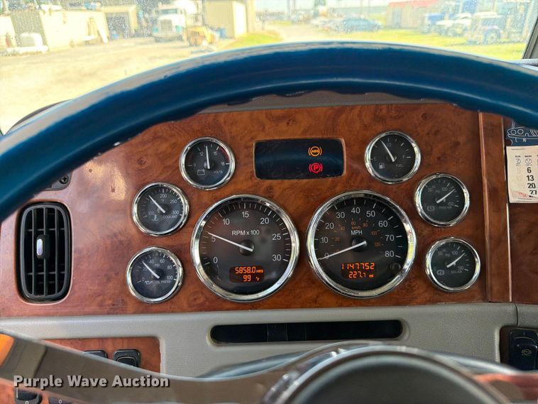 image for item FI0263 2007 Peterbilt 379 semi truck