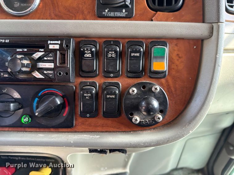 image for item FI0263 2007 Peterbilt 379 semi truck