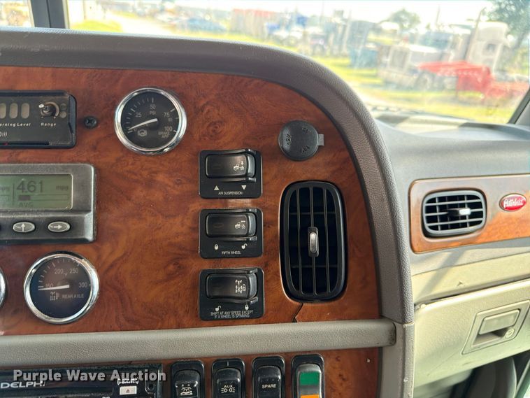image for item FI0263 2007 Peterbilt 379 semi truck