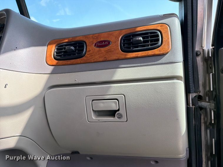 image for item FI0263 2007 Peterbilt 379 semi truck