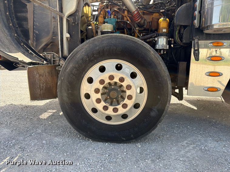 image for item FI0263 2007 Peterbilt 379 semi truck