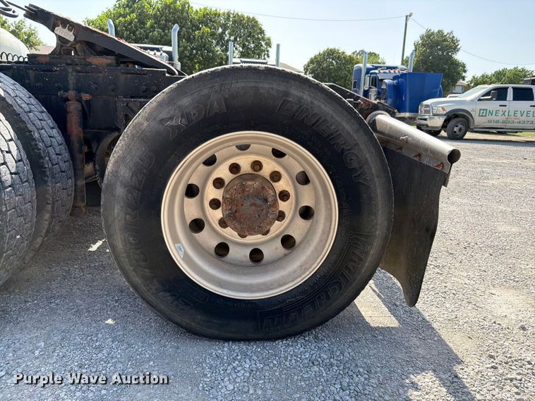 image for item FI0263 2007 Peterbilt 379 semi truck