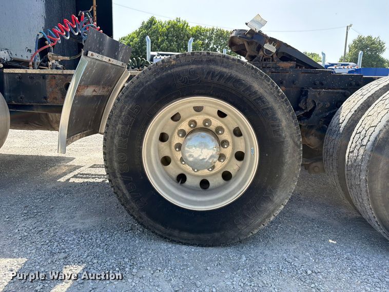 image for item FI0263 2007 Peterbilt 379 semi truck