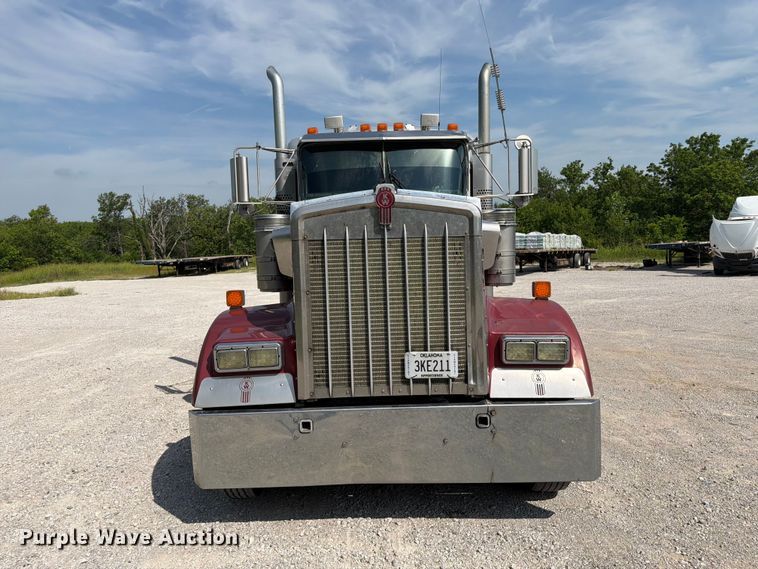 image for item FI0266 2005 Kenworth W900 semi truck
