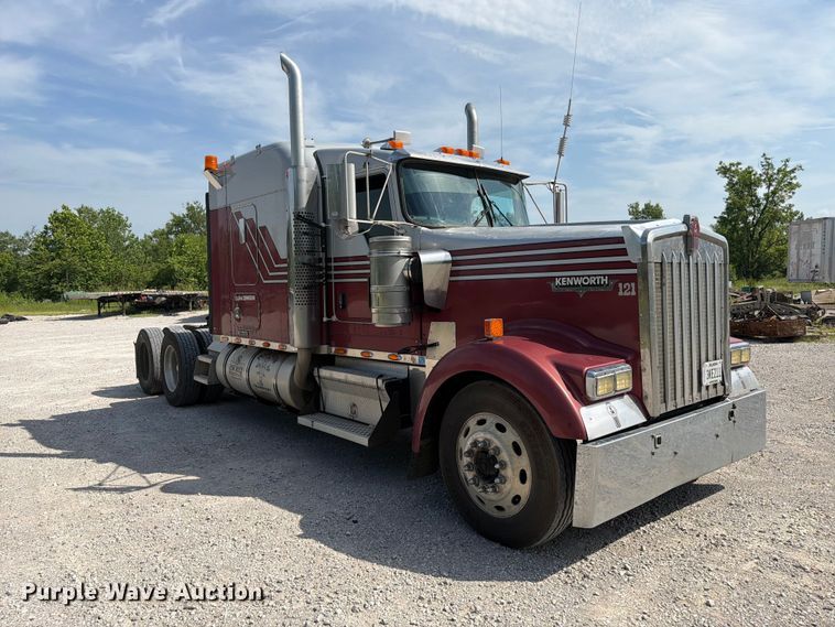 image for item FI0266 2005 Kenworth W900 semi truck