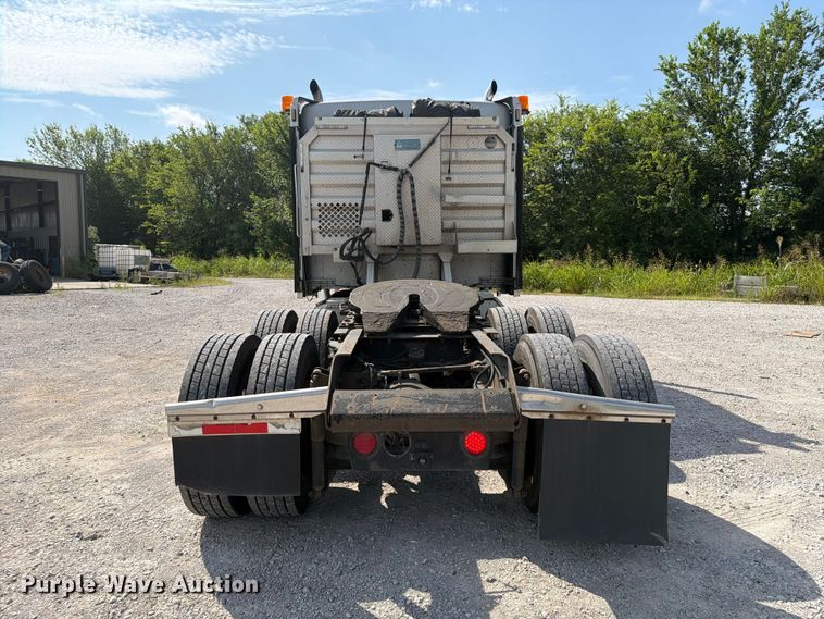 image for item FI0266 2005 Kenworth W900 semi truck