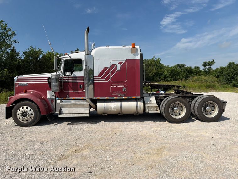 image for item FI0266 2005 Kenworth W900 semi truck