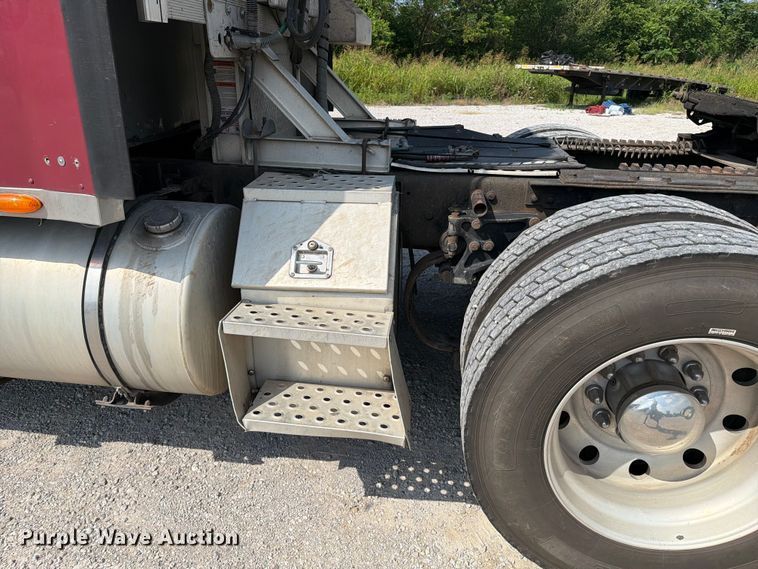 image for item FI0266 2005 Kenworth W900 semi truck