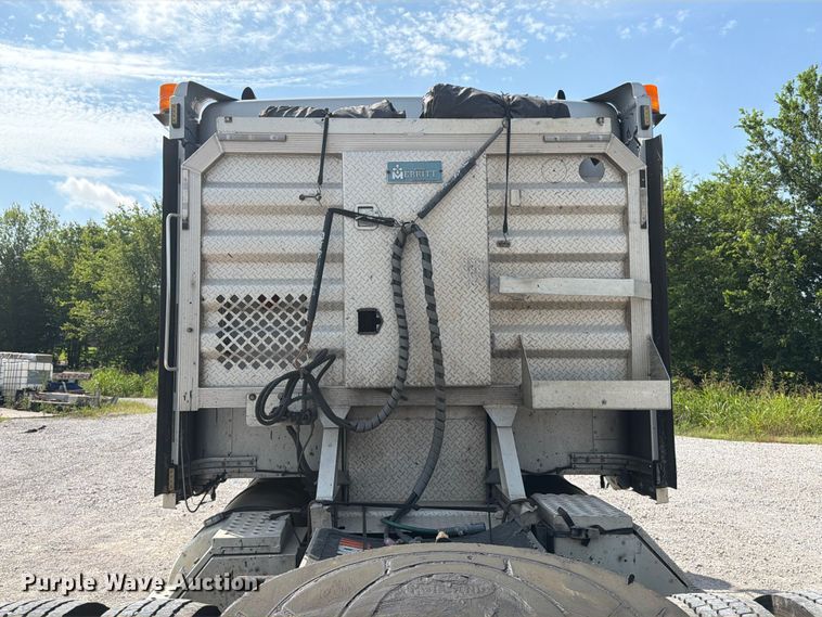 image for item FI0266 2005 Kenworth W900 semi truck