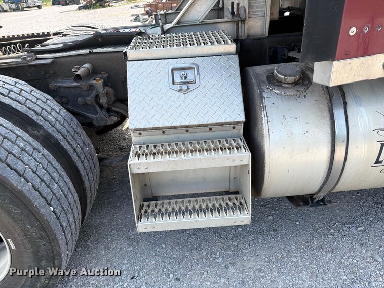 image for item FI0266 2005 Kenworth W900 semi truck