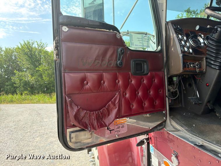 image for item FI0266 2005 Kenworth W900 semi truck