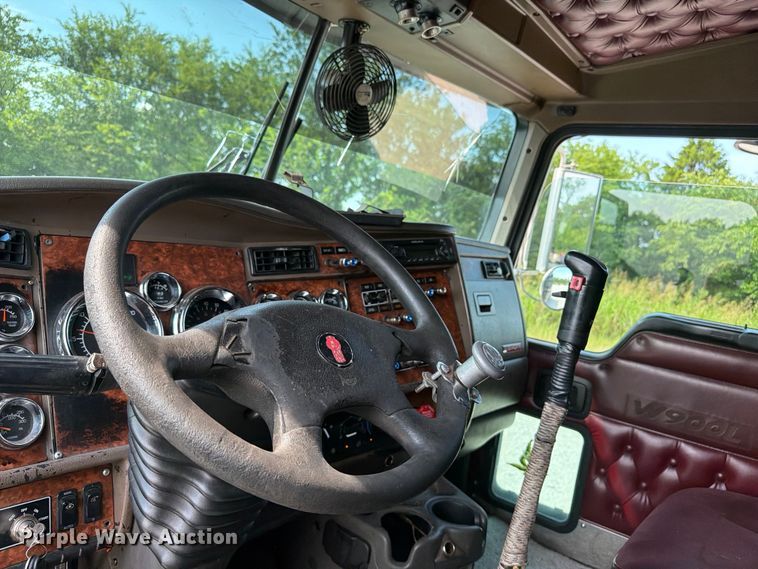 image for item FI0266 2005 Kenworth W900 semi truck