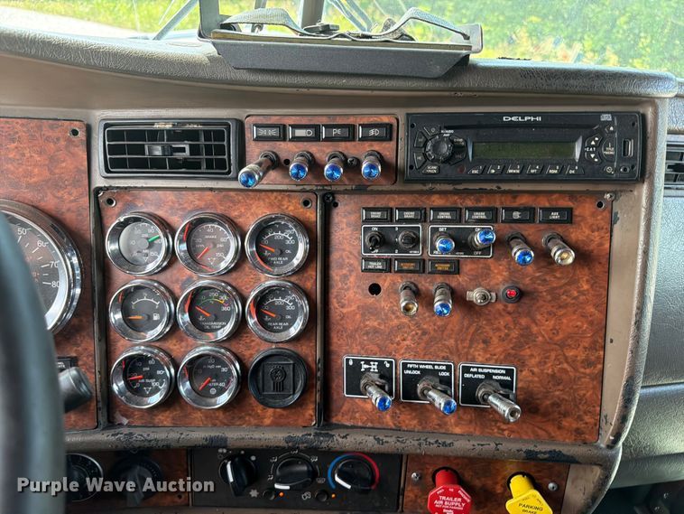 image for item FI0266 2005 Kenworth W900 semi truck