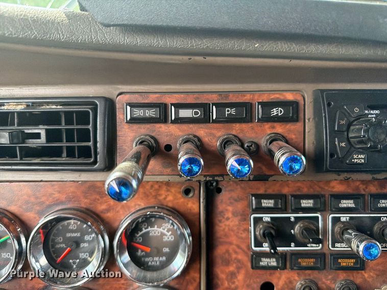 image for item FI0266 2005 Kenworth W900 semi truck