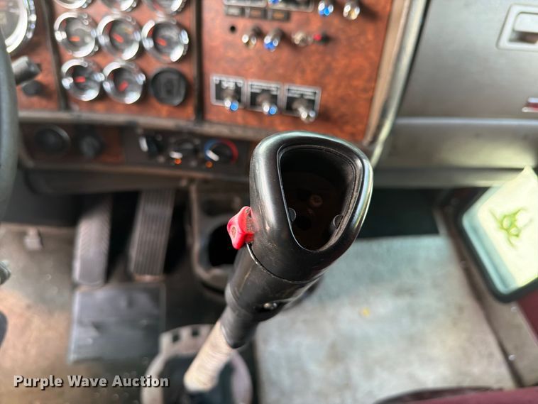 image for item FI0266 2005 Kenworth W900 semi truck