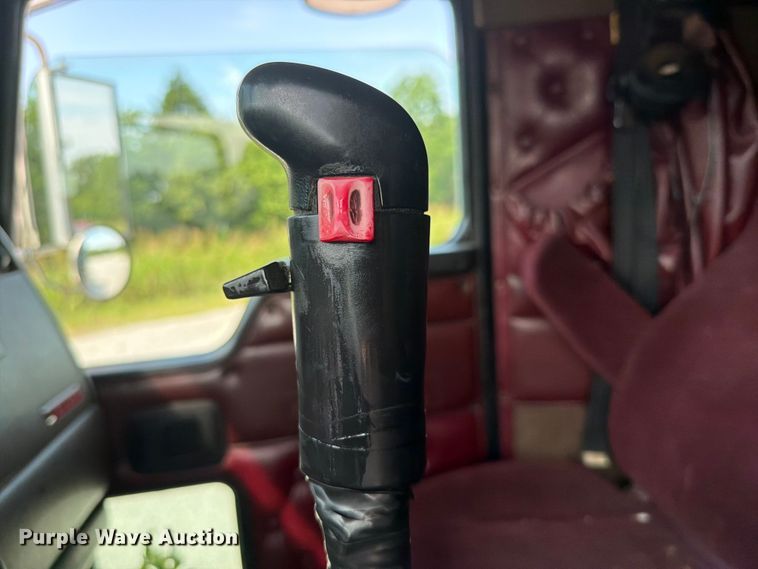 image for item FI0266 2005 Kenworth W900 semi truck