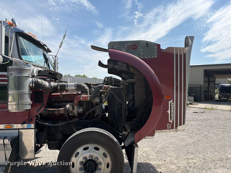 image for item FI0266 2005 Kenworth W900 semi truck