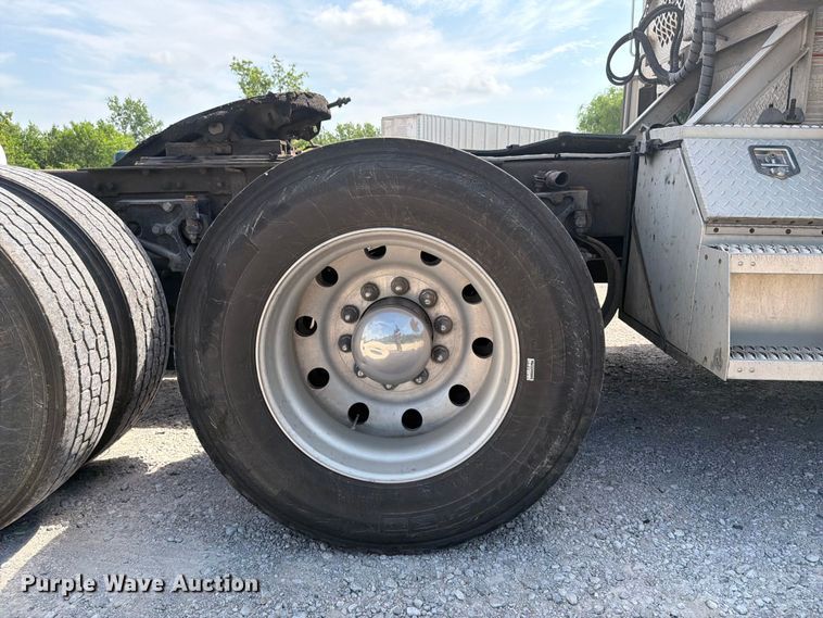 image for item FI0266 2005 Kenworth W900 semi truck
