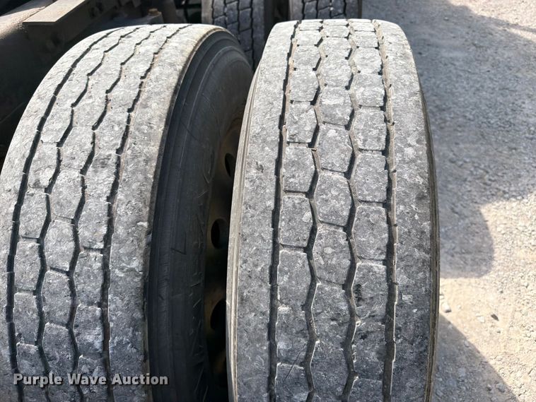 image for item FI0266 2005 Kenworth W900 semi truck