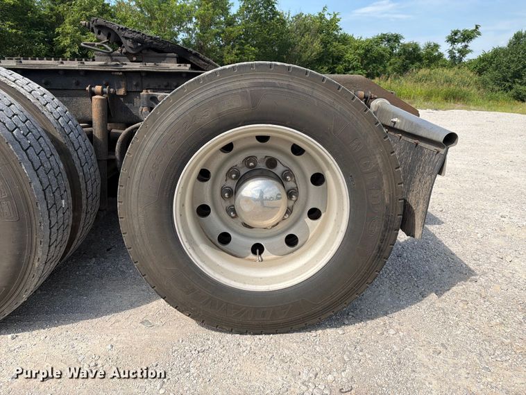 image for item FI0266 2005 Kenworth W900 semi truck