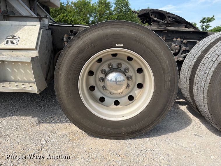 image for item FI0266 2005 Kenworth W900 semi truck