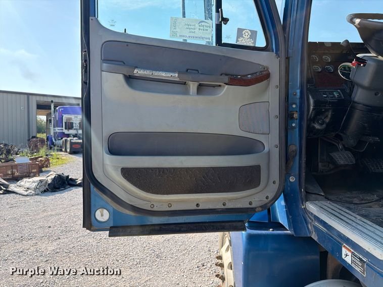 image for item FI0267 2007 Freightliner Century Class semi truck