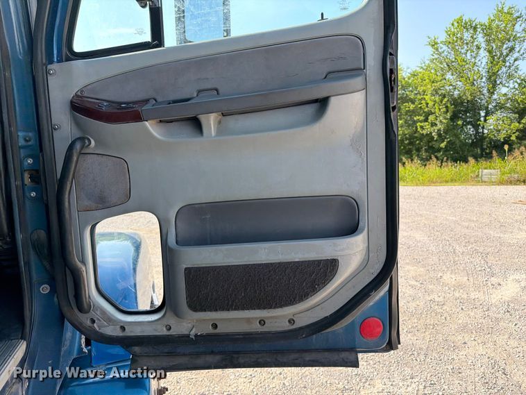 image for item FI0267 2007 Freightliner Century Class semi truck