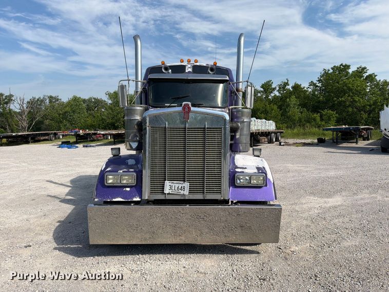 image for item FI0268 1999 Kenworth W900 semi truck
