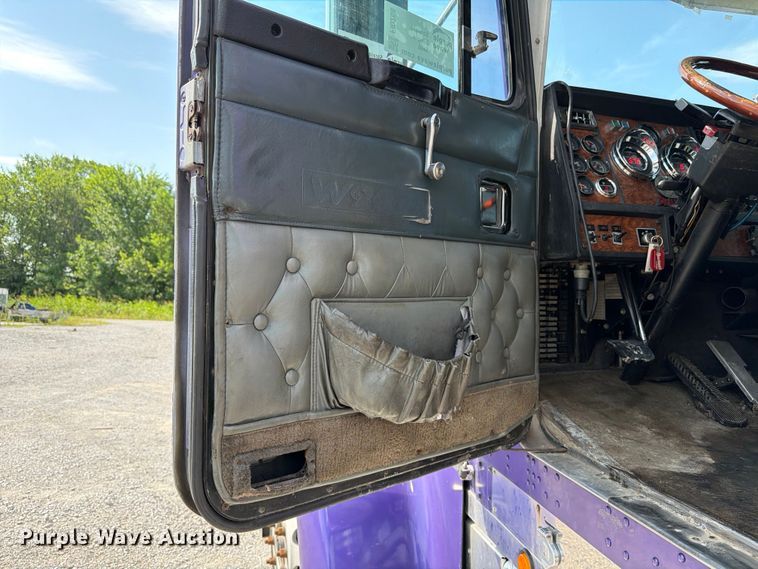 image for item FI0268 1999 Kenworth W900 semi truck