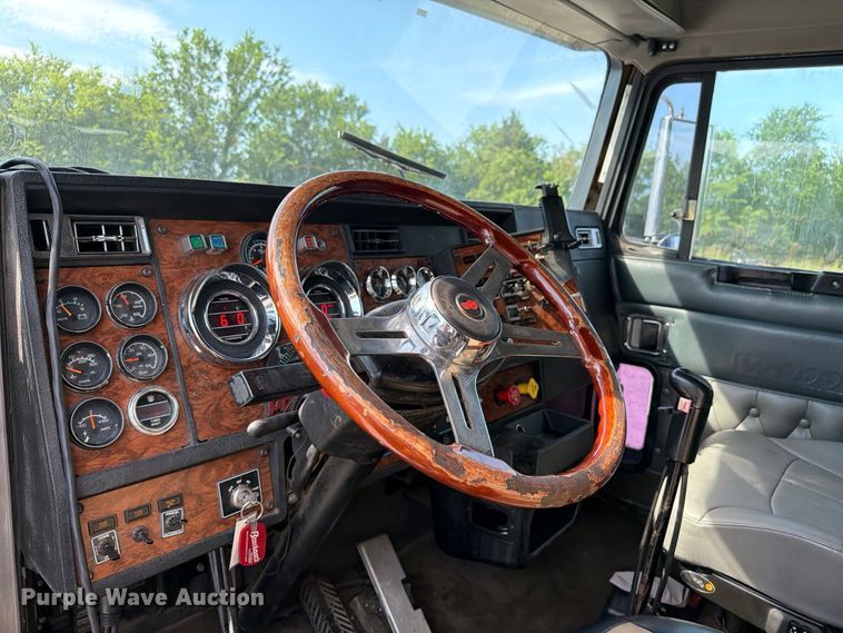 image for item FI0268 1999 Kenworth W900 semi truck