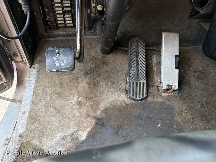 image for item FI0268 1999 Kenworth W900 semi truck