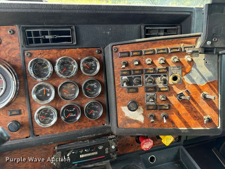 image for item FI0268 1999 Kenworth W900 semi truck