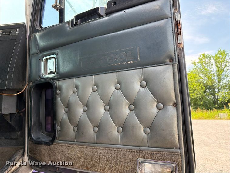 image for item FI0268 1999 Kenworth W900 semi truck