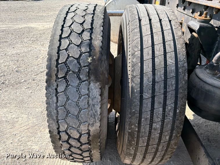 image for item FI0268 1999 Kenworth W900 semi truck