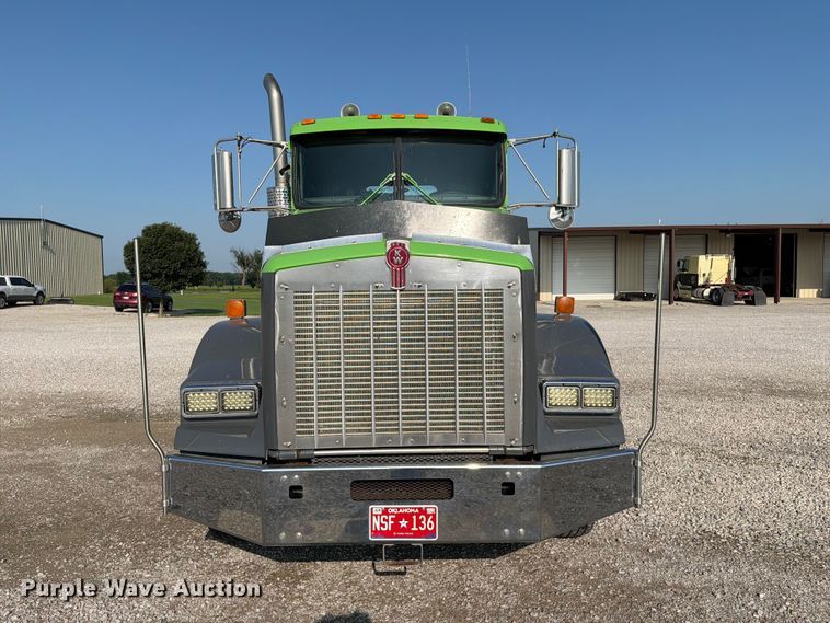 image for item FI0271 2002 Kenworth T800 semi truck