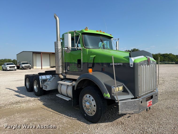 image for item FI0271 2002 Kenworth T800 semi truck