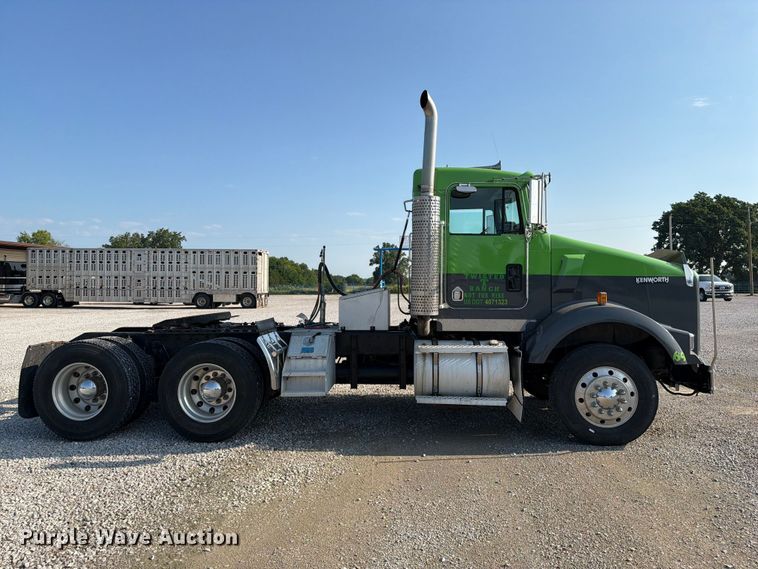 image for item FI0271 2002 Kenworth T800 semi truck