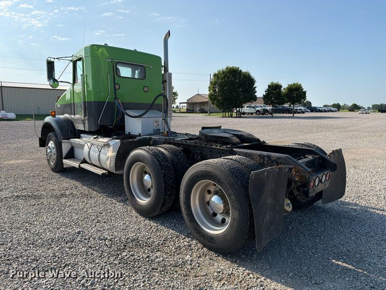 image for item FI0271 2002 Kenworth T800 semi truck