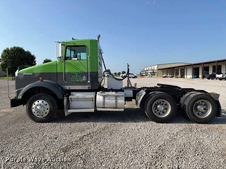 image for item FI0271 2002 Kenworth T800 semi truck