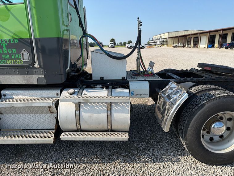 image for item FI0271 2002 Kenworth T800 semi truck
