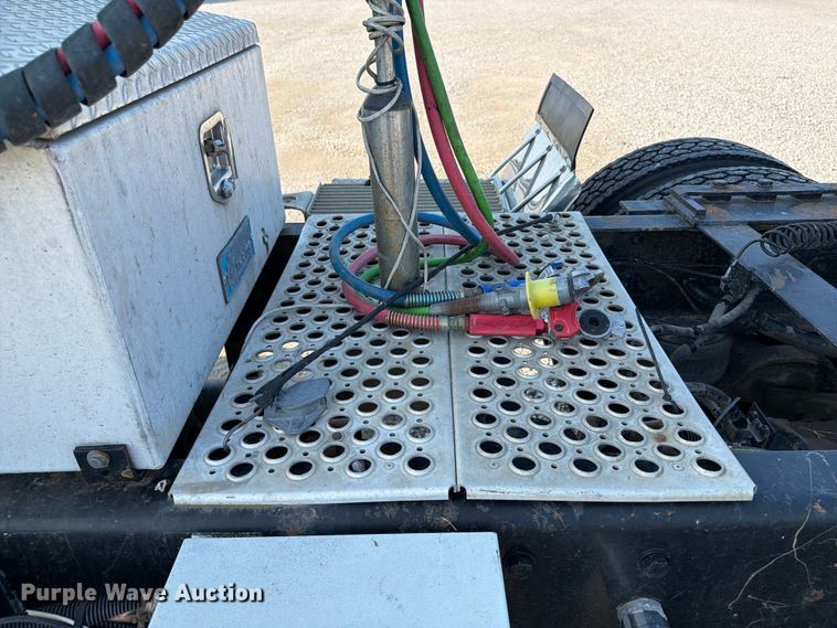 image for item FI0271 2002 Kenworth T800 semi truck