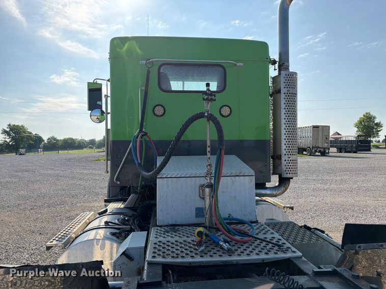 image for item FI0271 2002 Kenworth T800 semi truck