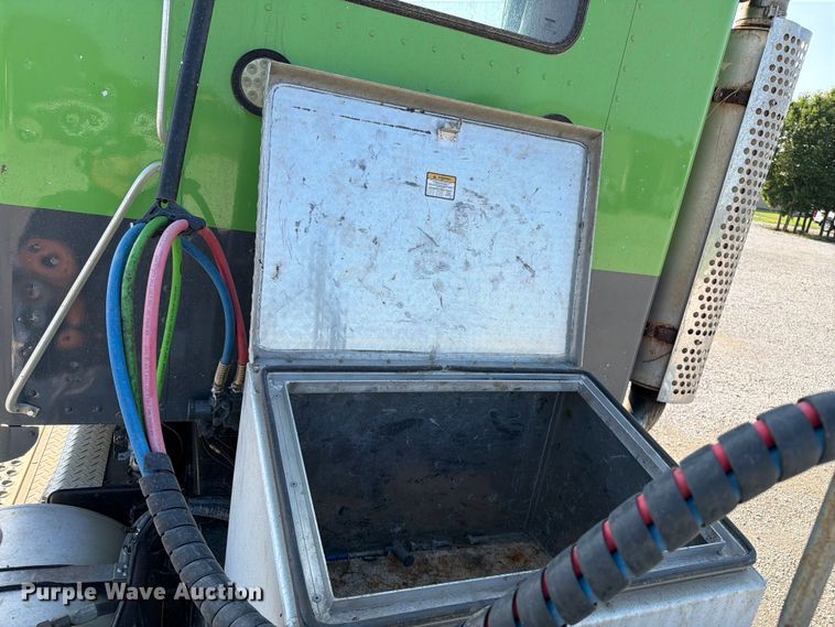 image for item FI0271 2002 Kenworth T800 semi truck