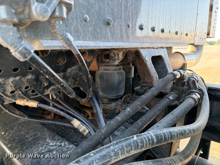 image for item FI0271 2002 Kenworth T800 semi truck