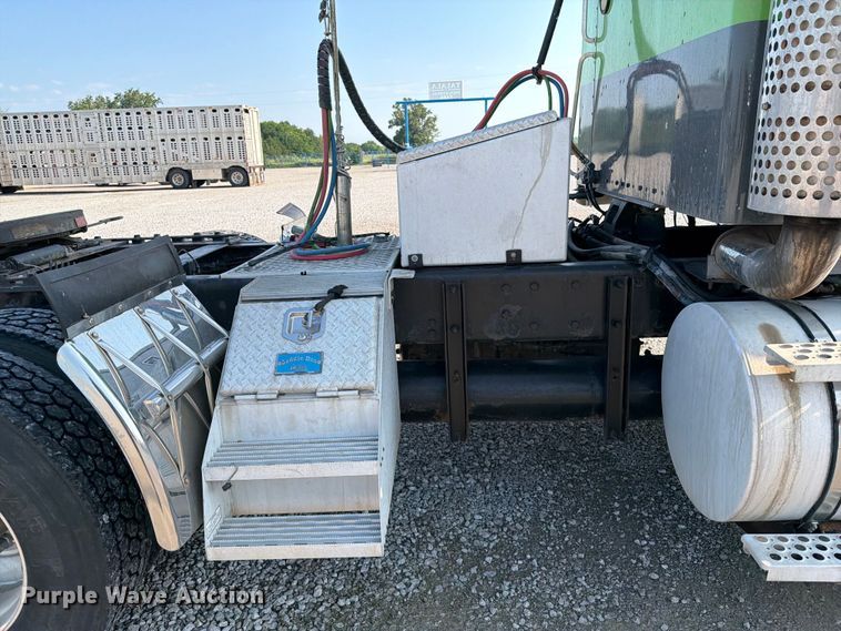 image for item FI0271 2002 Kenworth T800 semi truck