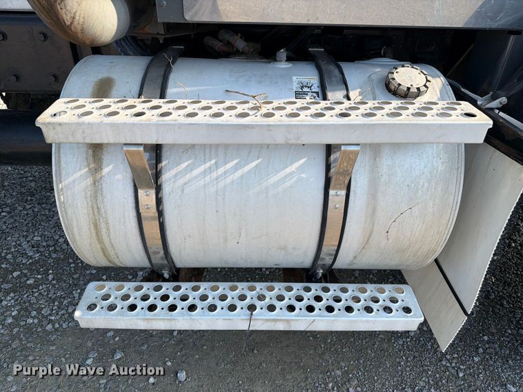 image for item FI0271 2002 Kenworth T800 semi truck