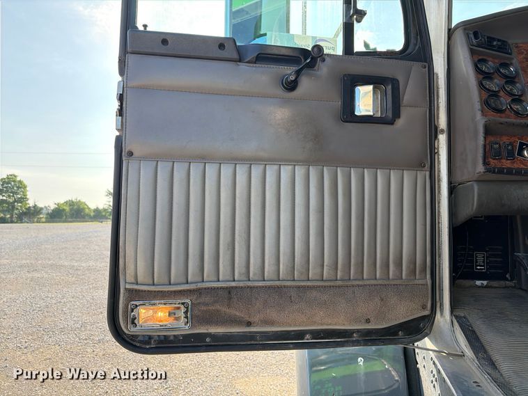 image for item FI0271 2002 Kenworth T800 semi truck