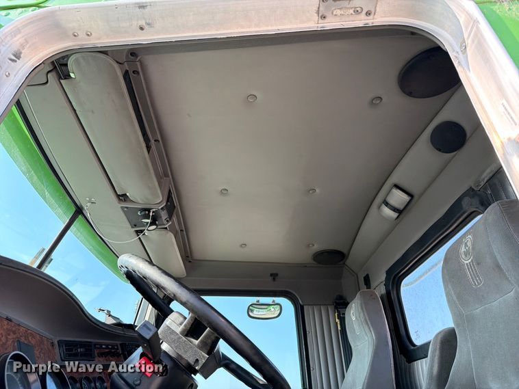 image for item FI0271 2002 Kenworth T800 semi truck