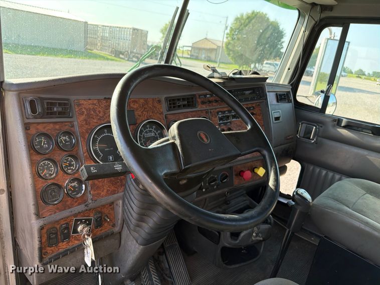image for item FI0271 2002 Kenworth T800 semi truck