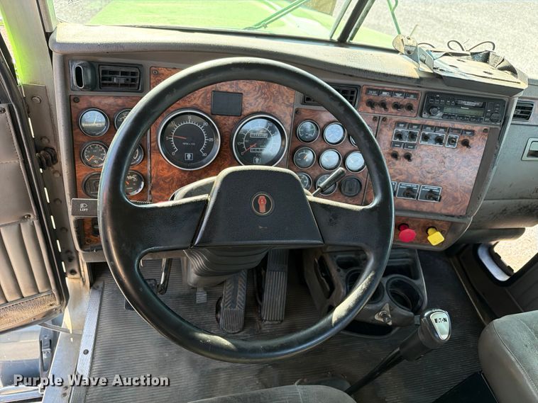 image for item FI0271 2002 Kenworth T800 semi truck